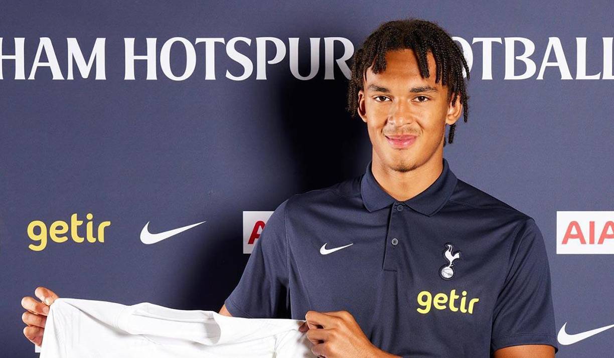 El Tottenham ha fichado al defensa inglés Ashley Phillips a cambio de €2.3 millones. Llega procedente del Blackburn.