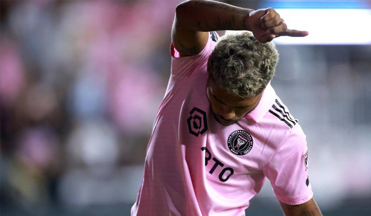 El segundo gol del Inter llegó justo después del intermedio. El árbitro castigó con un penal severo un leve agarrón del defensa Antonio Carlos a <b>Josef</b> Martínez en el área. El delantero venezolano lo transformó sin temblar. Messi tuvo el gran gesto de permitir que pateara el penal.