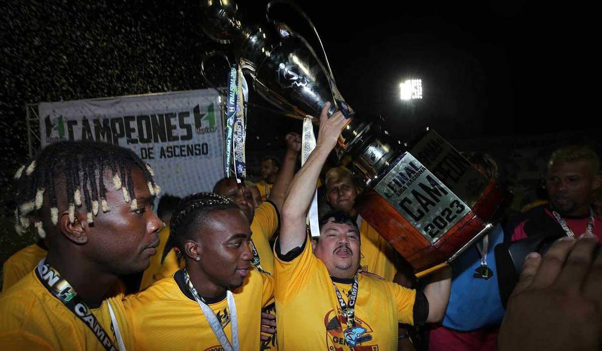 Milton Flores, presidente del Génesis, en el instante que levantaba la Copa.