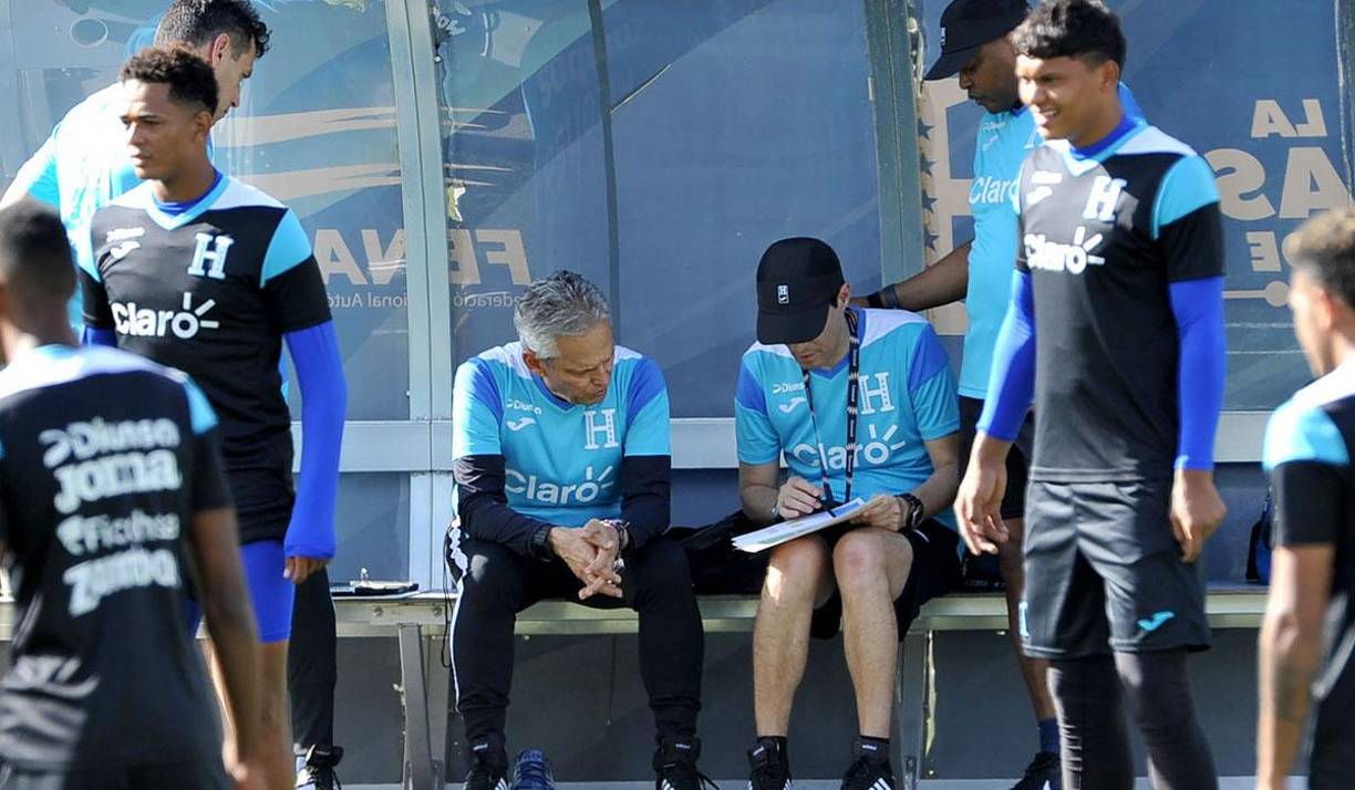 Reinaldo Rueda no se perdió ningún detalle en la primera práctica .