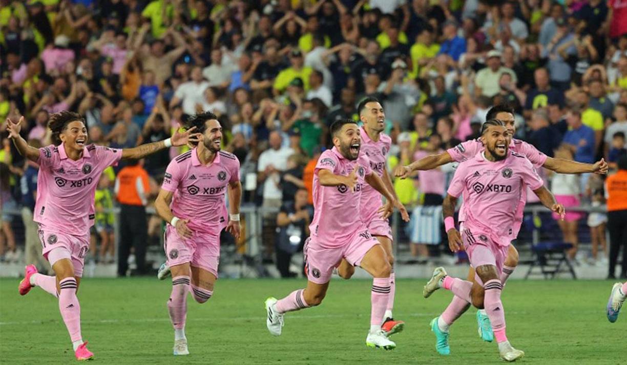 El hondureño David Ruiz (primero de izquierda a derecha) fue parte de la final. El catracho ingresó a los 78 minutos del juego y en la tanda de penales cobró su lanzamiento con efectividad. 