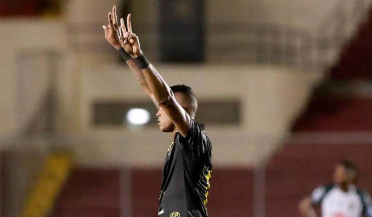 Gilberto Hernández tenía 26 años de edad y se desempeñaba como defensor central del CAI de la Liga panameña. Además, fue seleccionado de Panamá. 