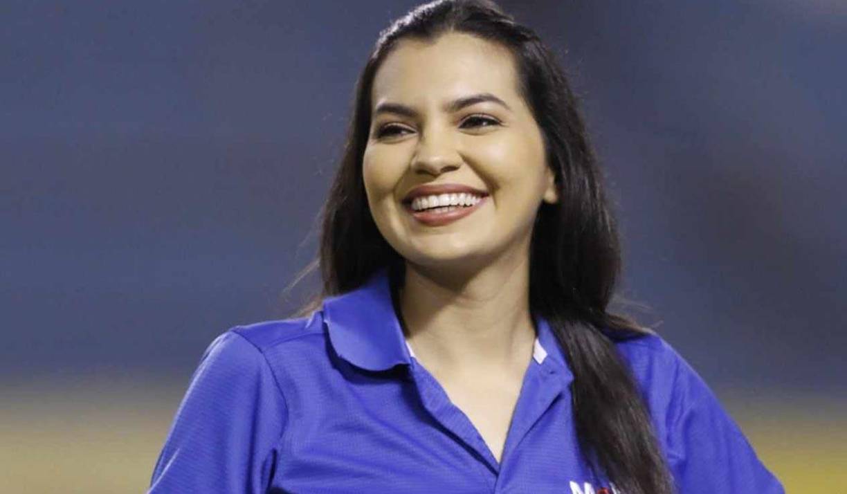 Linda sonrisa que nos regaló ella previo al inicio del Real España vs Victoria.