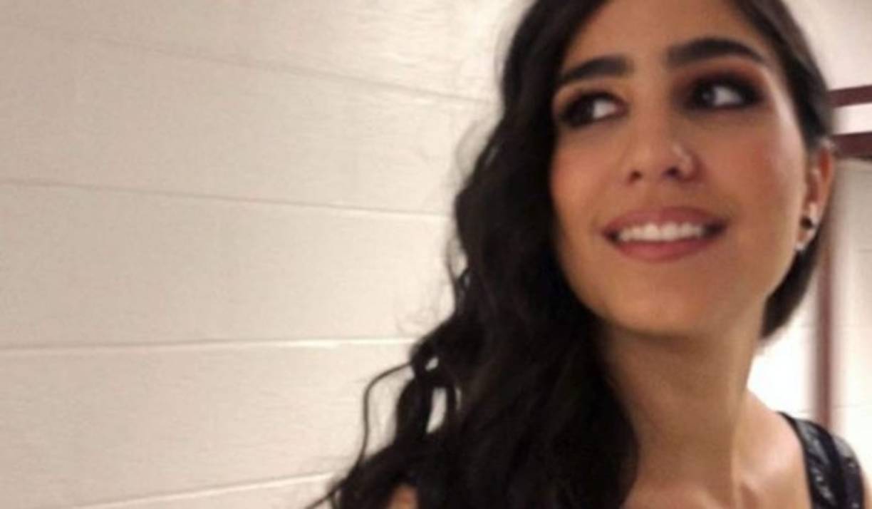 La primera fotografía fue compartida el jueves con un mensaje que incluía una poesía y el mensaje: “Feliz aniversario para mi persona delicada, audaz, inteligente, importante, honesta, cariñosa, divertida (pero no más divertida que yo), valiente, compasiva, paciente, ruda, talentosa y la más hermosa ... Flor de luna”.