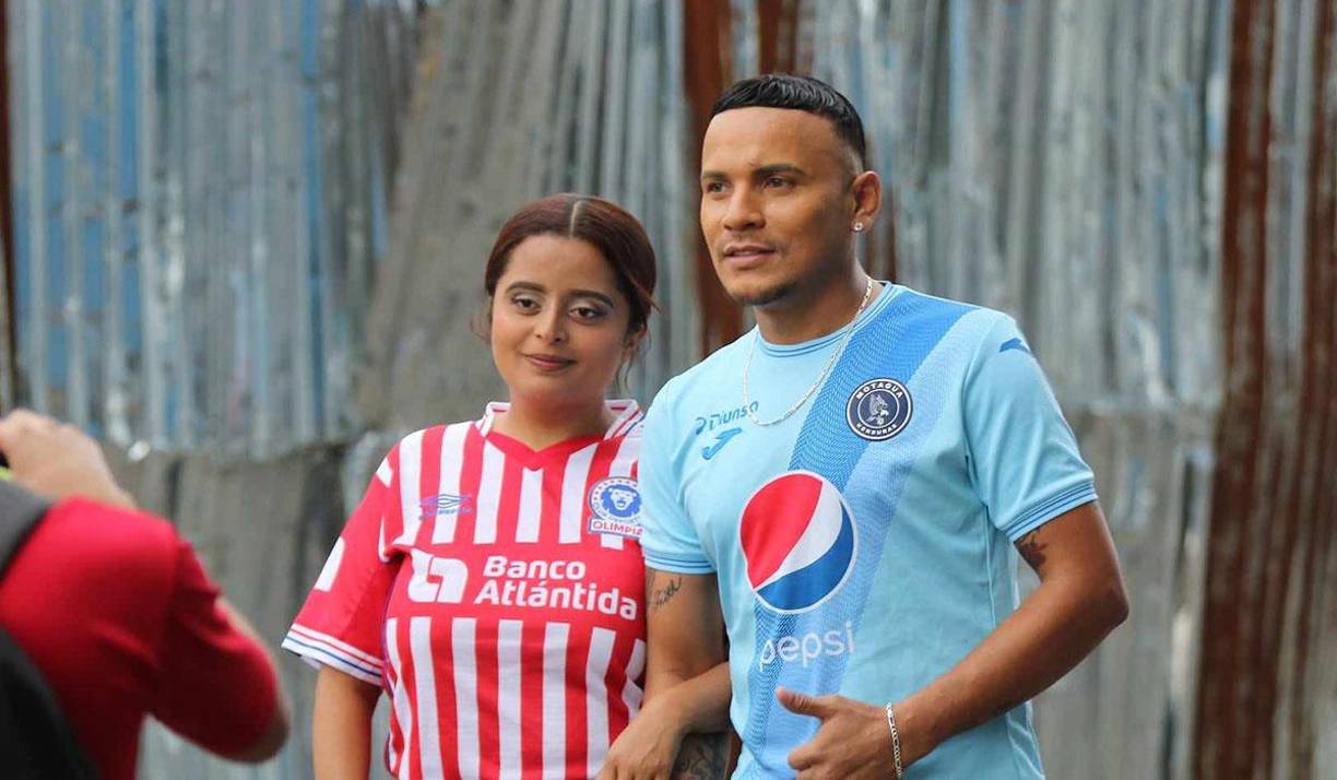 Una pareja fue captada en las afueras del estadio Nacional Chelato Uclés. Ella es aficionada del Olimpia y él de Motagua.