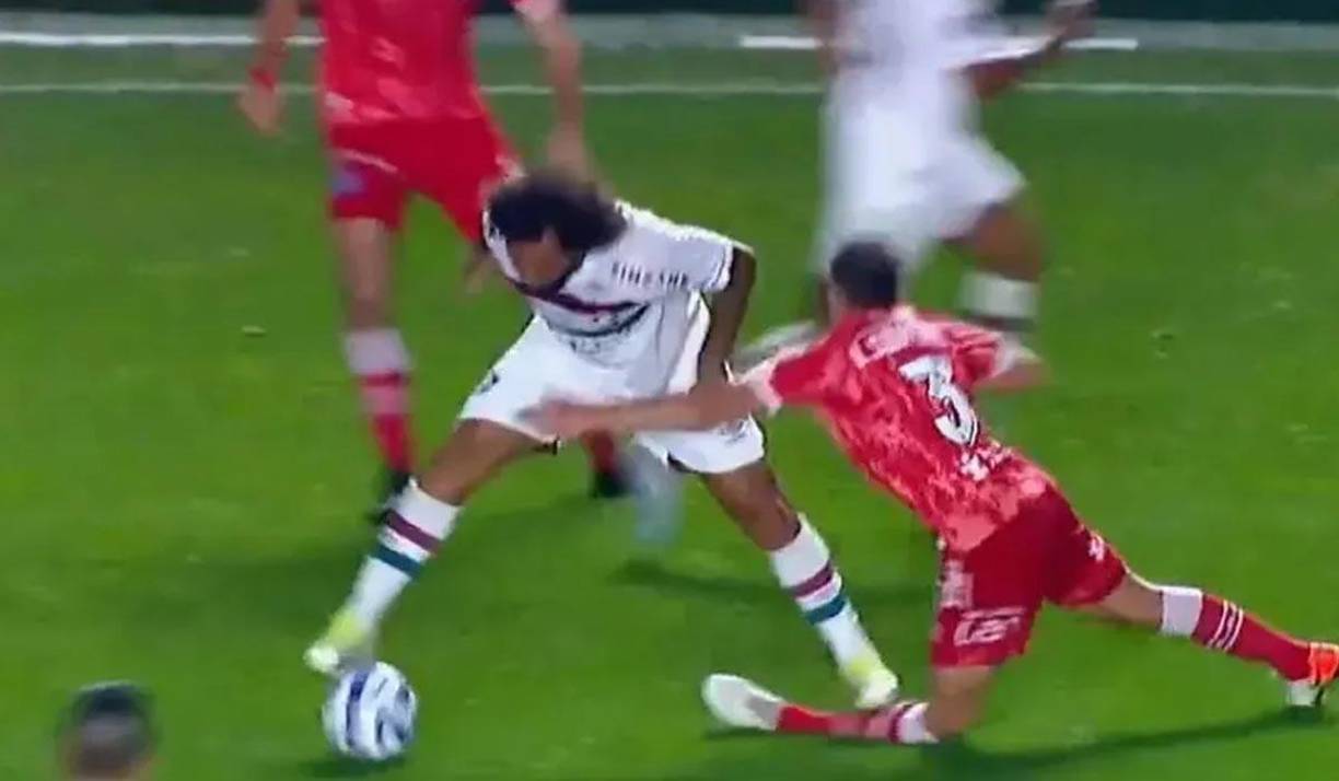 Durante el Argentinos Juniors vs Fluminense por la Copa Libertadores, todo transcurría con total normalidad, hasta que al minuto 55 sucedió lo peor. Luciano Sánchez y Marcelo fueron a disputar la pelota, con tan mala suerte que el jugador argentino llevó la peor parte.