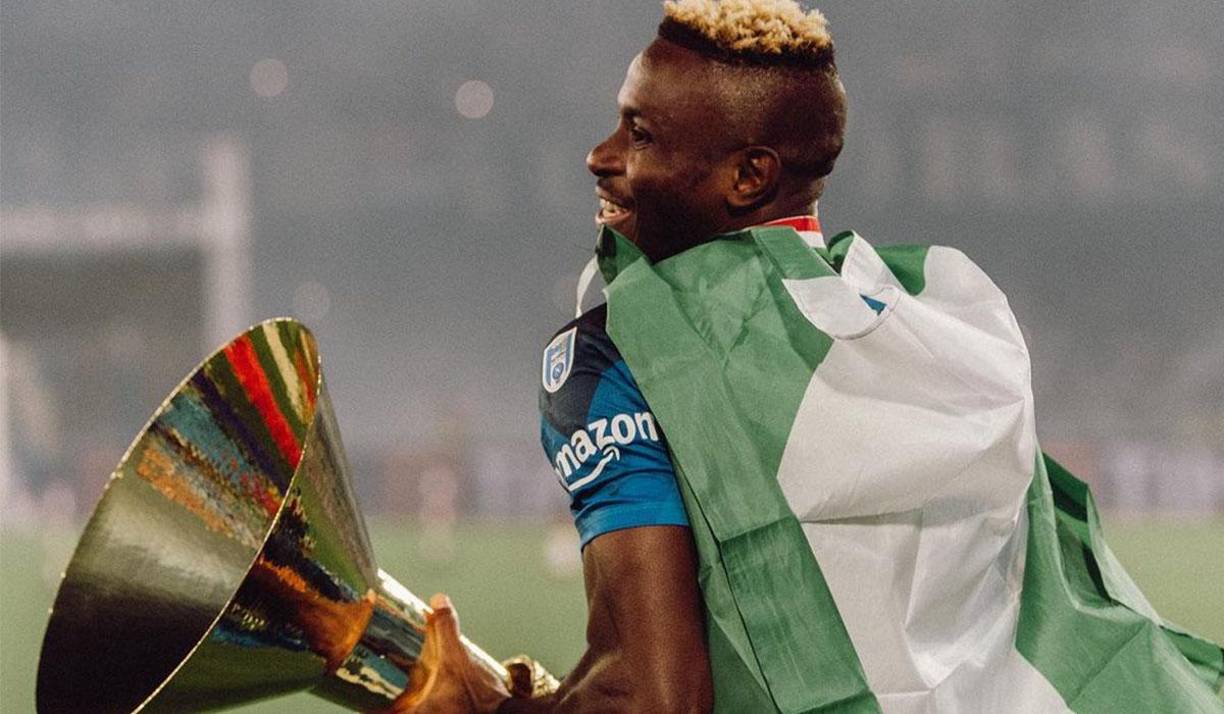 La Gazzetta dello Sport afirma que, si Mbappé sale definitivamente del PSG este verano, el presidente Nasser Al-Khelaifi iría directamente por Víctor Osimhem, goleador nigeriano que brilla en el Napoli.