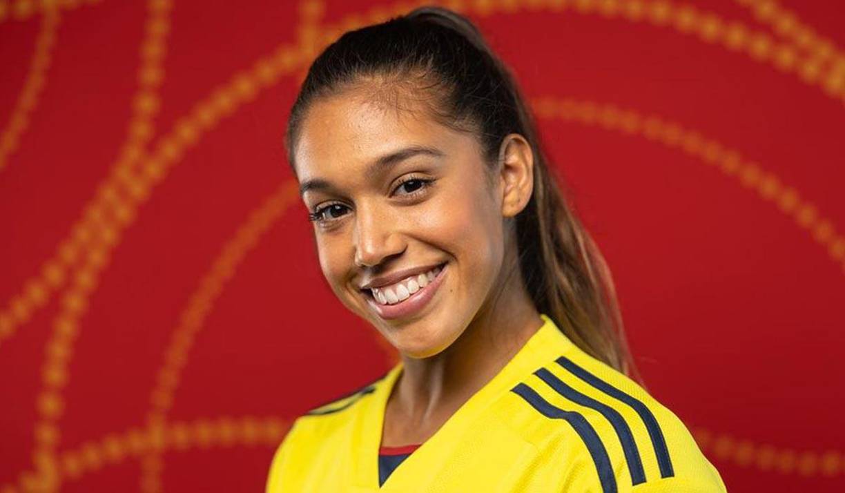 Con la decisión firme de continuar escalando en lo futbolístico Elexa aceptó el llamado de la selección de Colombia, su madre Vickie es colombiana, y el proceso fue extenso porque jugó en partidos oficiales con la Bicolor femenina.