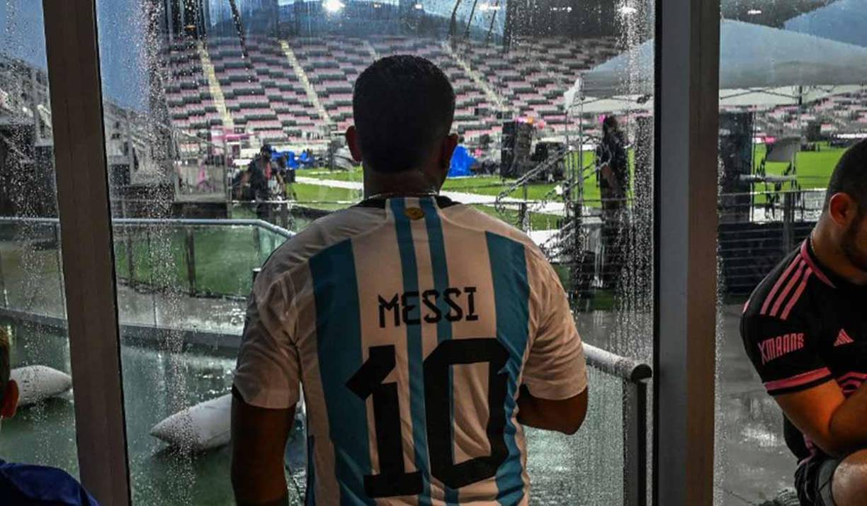 Los aficionados tuvieron que refugiarse debido a la fuerte tormenta.