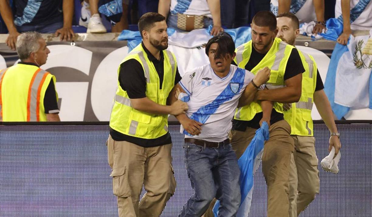 Un aficionado de Guatemala fue detenido en Estados Unidos ya que producto de la emoción decidió ingresar al campo. 