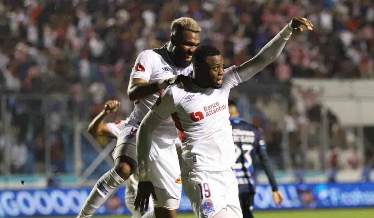 Jorge Benguché se fue a felicitar a Yustin Arboleda en el 1-0 parcial del juego. 