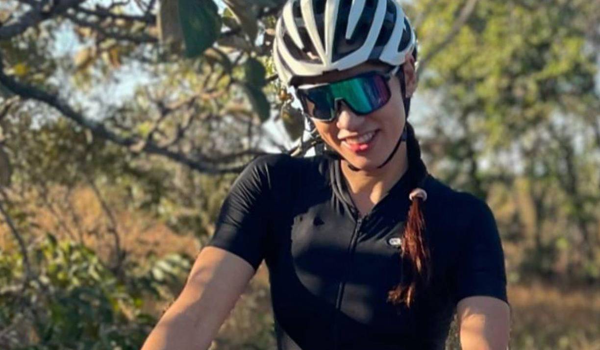 Las imágenes grabadas por un espectador parecen mostrar cómo un ciclista se acercó demasiado a Jaiane Souza Oliveira Fernandes después de pasarla lo que provocó el accidente.