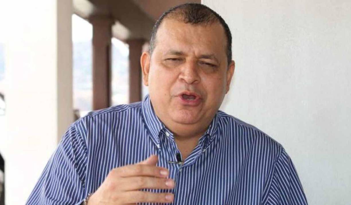 Orlando Ponce también se dio el tiempo para responderle a la periodista sampedrana Tanya Rodríguez. 