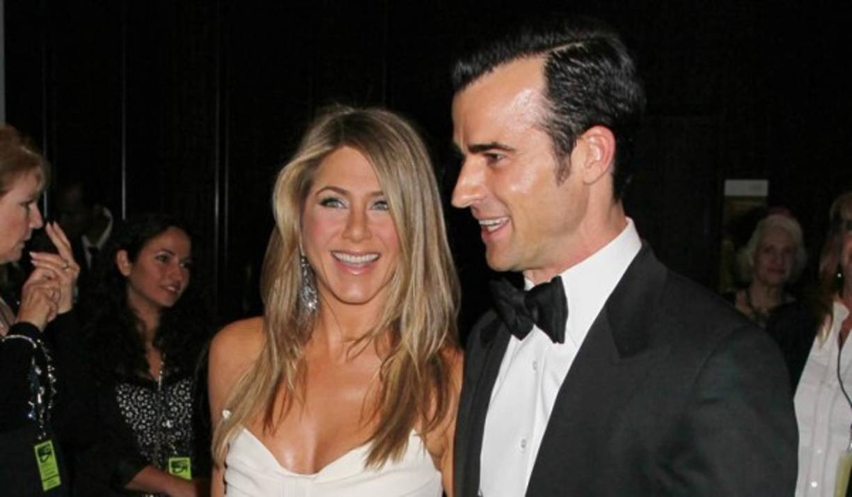 Siempre deslumbra en las galas donde aparece. Aniston es una mujer sofisticada y asegura estar más feliz que nunca al lado del hombre que le ha dado estabilidad y se ha entregado a ella, pues hasta el momento son una de las parejas más admiradas.