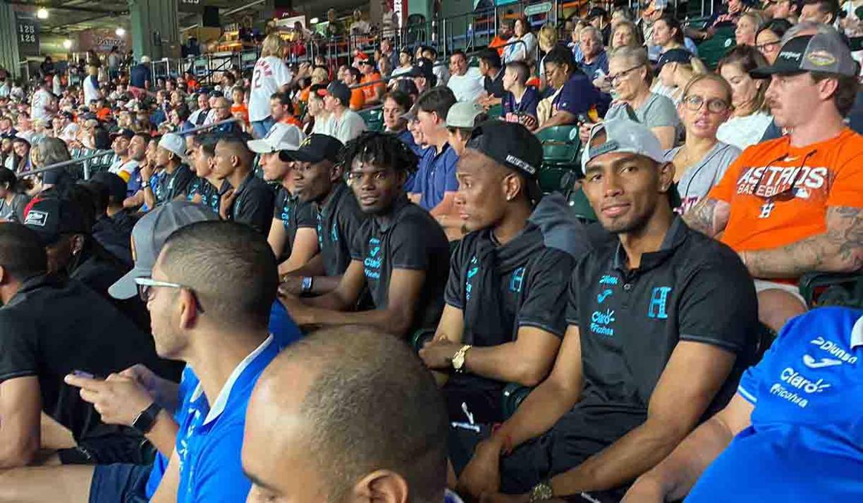 Los jugadores de la selección de Honduras en el interior del Minute Maid Park . 