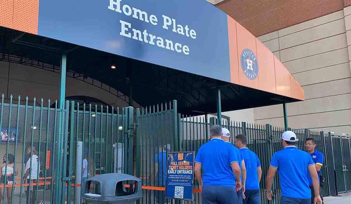 Momento en donde Diego Vázquez y el resto del cuerpo técnico ingresaban al estadio de los Astros de Houston.