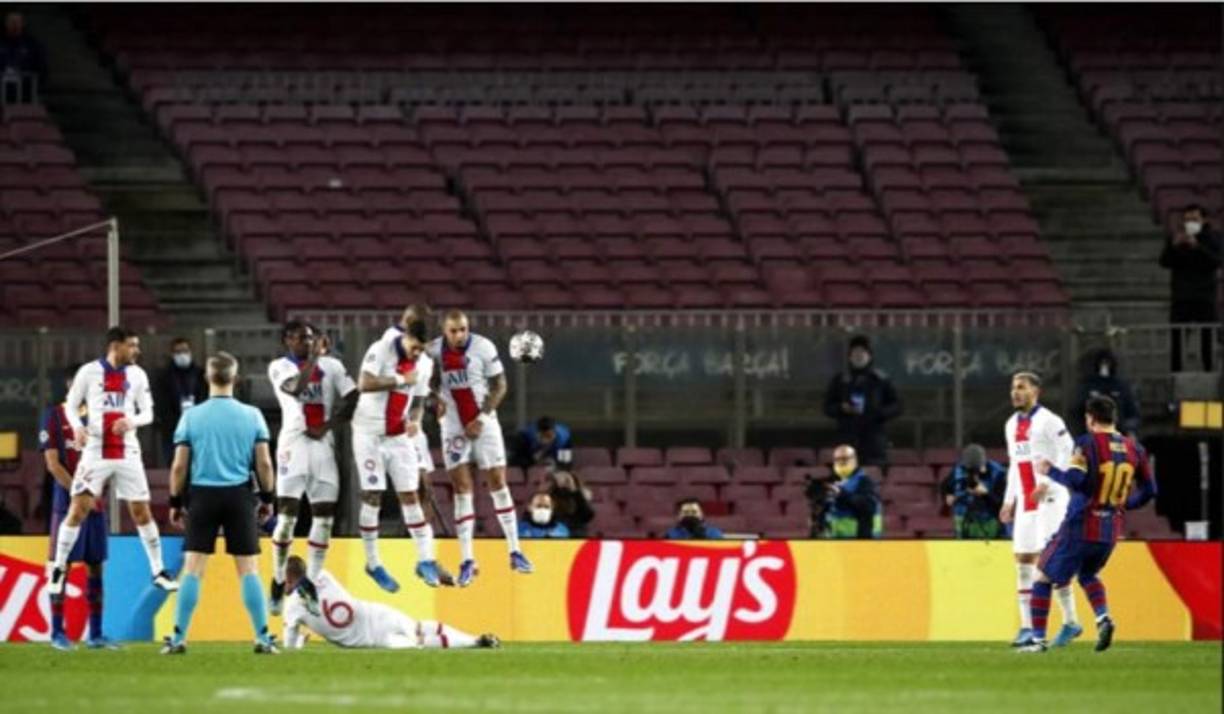 Messi lanzando un tiro libre y los intentos de la defensa parisina para bloquearlo.