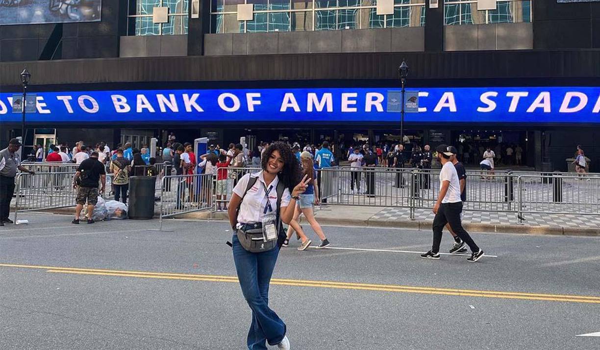 Linda: La periodista Emma Ramos de Grupo OPSA llegó desde muy temprano para darle cobertura al Honduras vs Haití. 