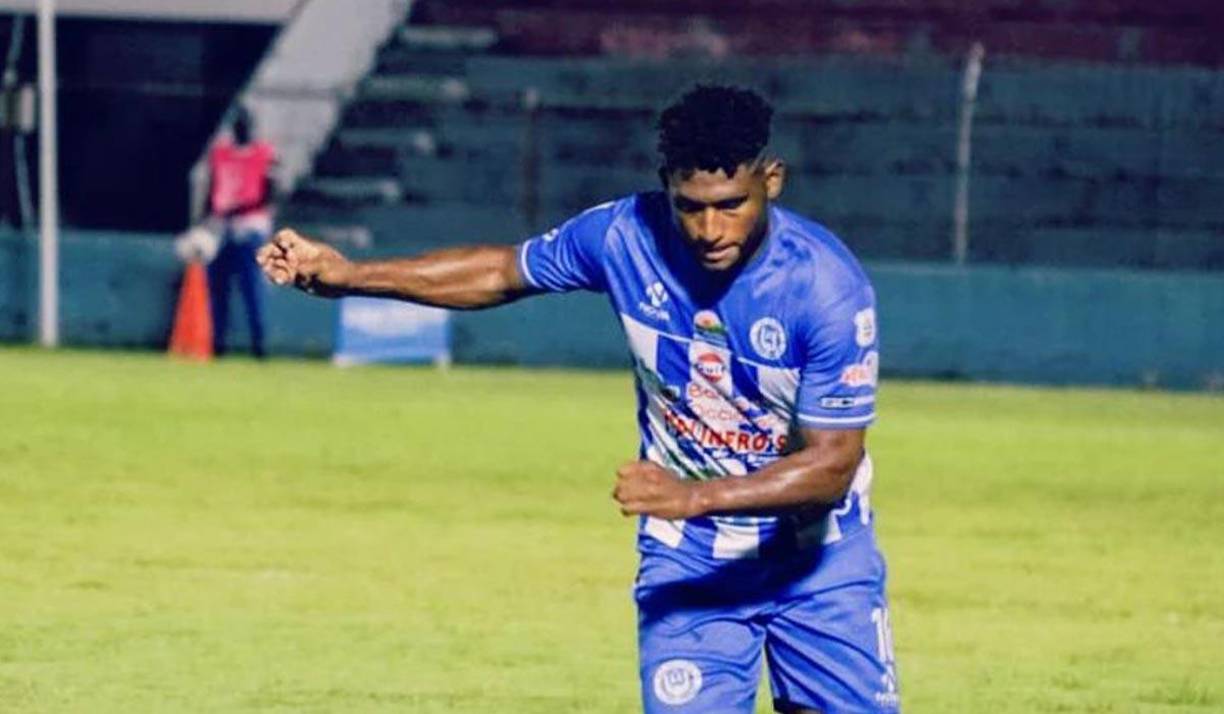 Arnaldo Urbina: Lateral por sector izquierdo que está a prueba en el Real España. 