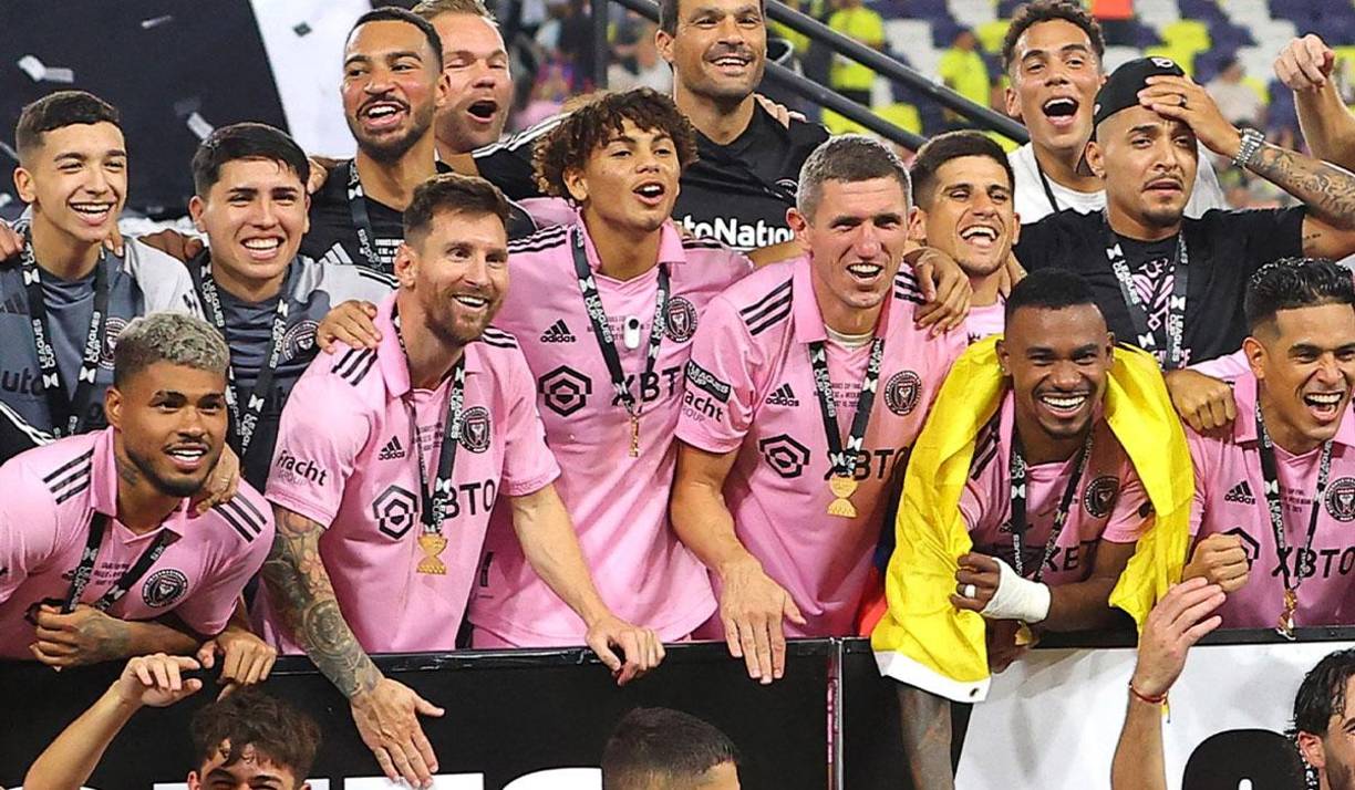 David Ruiz siempre estuvo al lado de Messi en el momento que posaban con la Copa conquistada. 