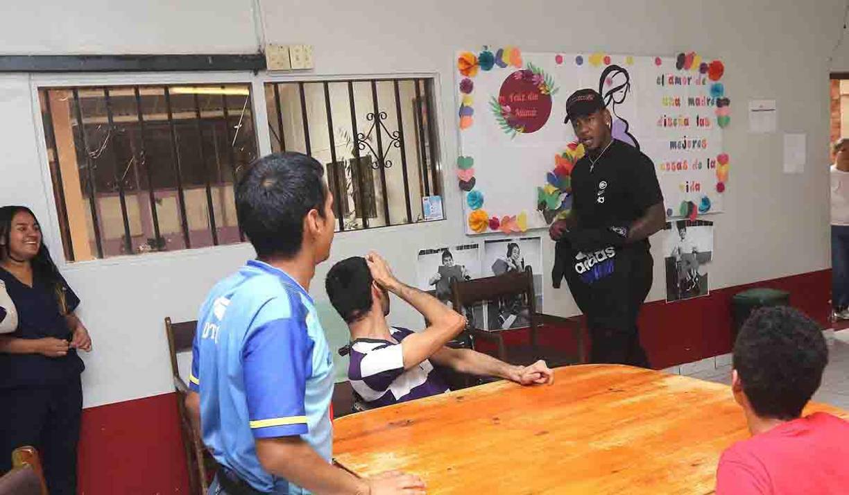 Momento en el que Quioto iba a regalar una camiseta -.