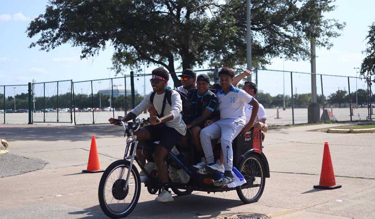 Los hondureños se las ingeniaron para llegar de una forma peculiar.