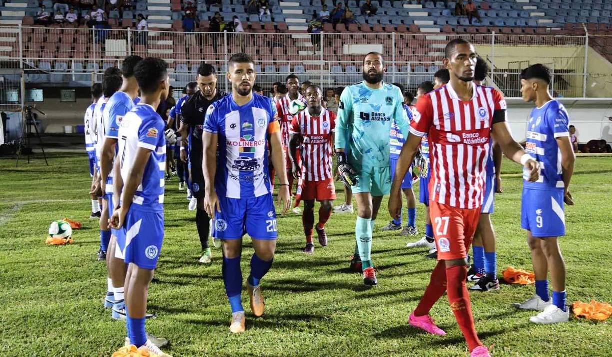 A los jugadores del Victoria y Olimpia se les hizo un pasillo en e momento que ingresaban al césped. 