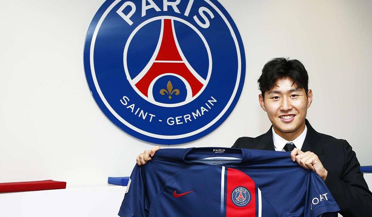 OFICIAL: El París Saint Germain y el RCD Mallorca llegaron a un acuerdo para el traspaso al campeón de la Ligue 1 francesa del extremo surcoreano de 22 años Kang-In Lee, anunciaron ambos clubes. Medios españoles informan que el cuadro parisino dio 22 millones de euros. 