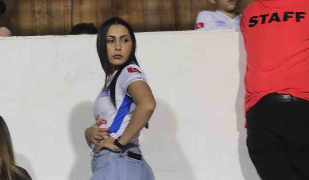 Ella es Patrícia Cavalheiro, pareja sentimental del volante Yan Maciel del Olimpia. La chica brasileño robó suspiros en el sector de silla. 