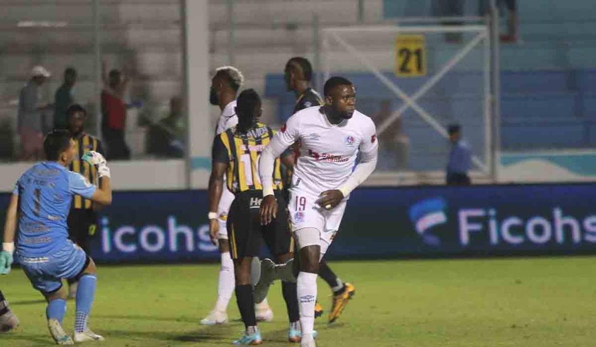Yustin Arboleda terminó de marcar el cuarto y último gol del clásico.