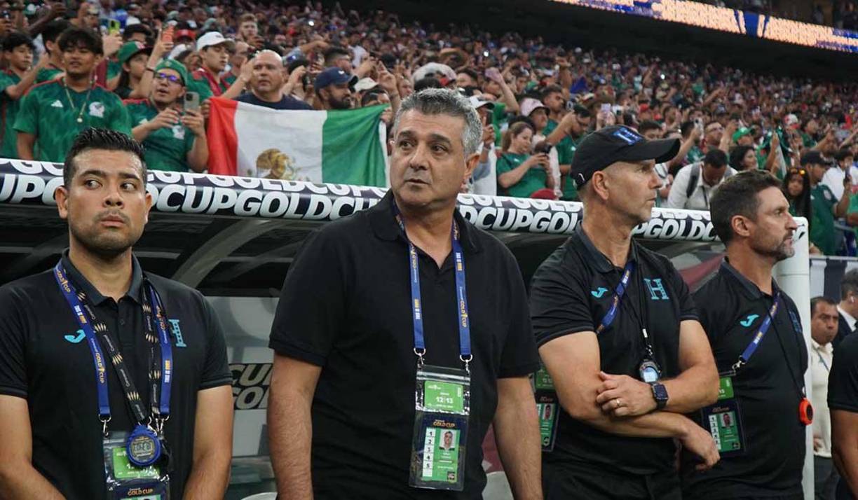 Diego Vázquez es objeto de señalamientos pero un periodista del exterior salió al pasado para defenderlo luego del amargo debut de Honduras en la Copa Oro al ser goleado 4-0.