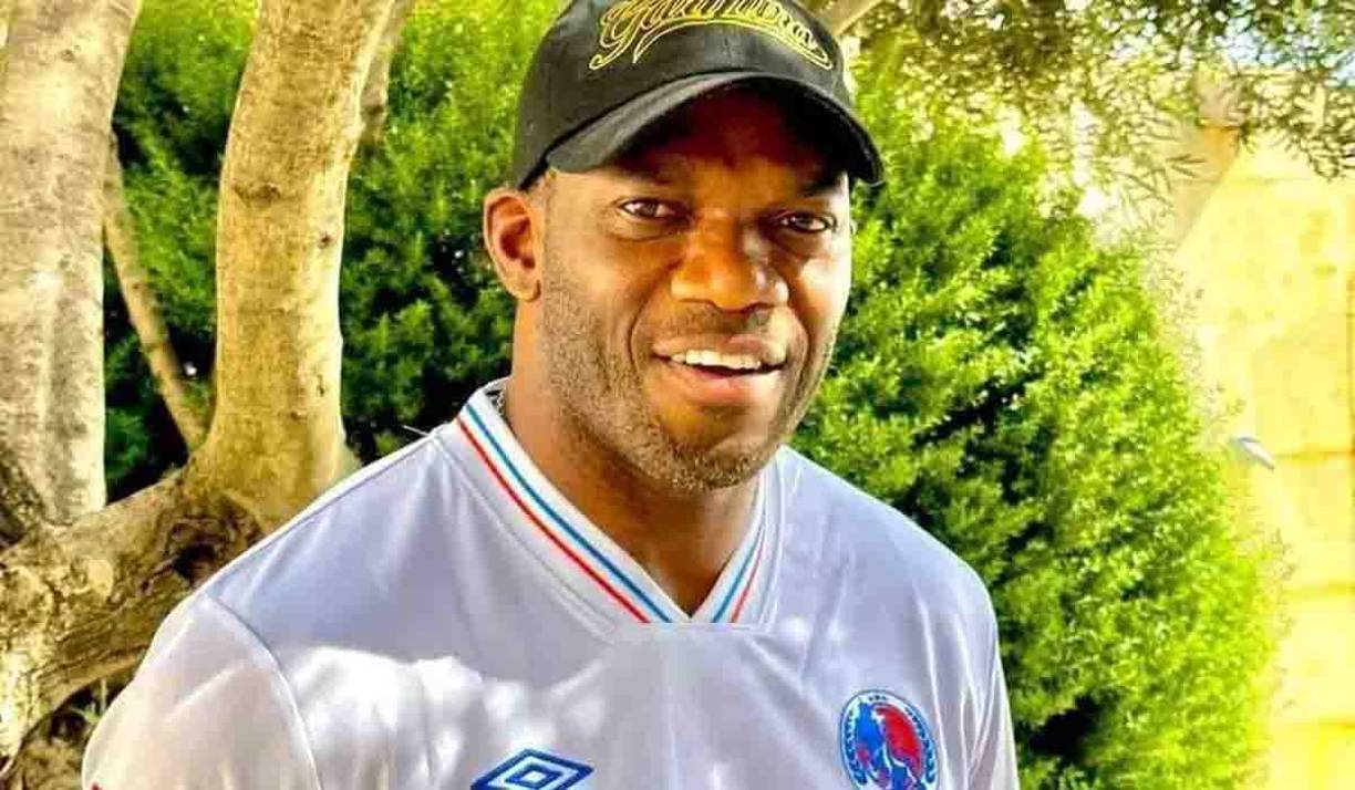 David Suazo con la nueva camiseta del Olimpia de cara a la próxima campaña.