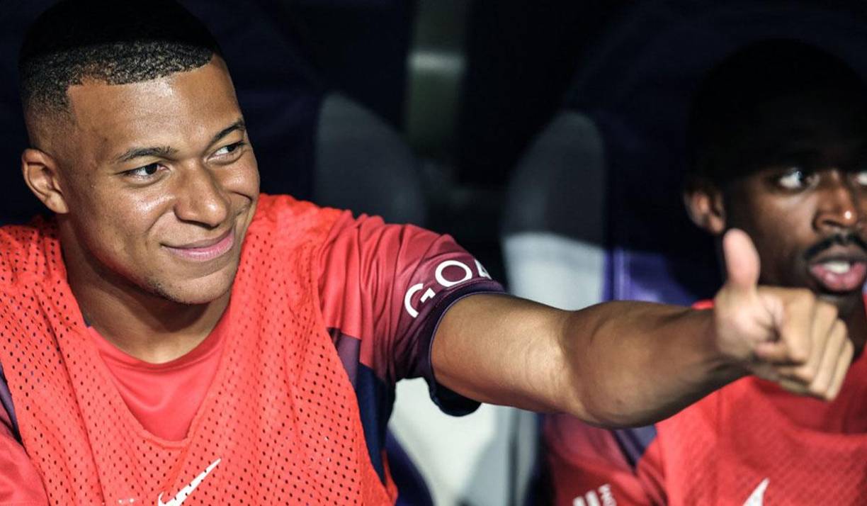 Mbappé estuvo en la banca junto a Ousmane Dembélé, jugador que se unió al PSG procedente del Barcelona.