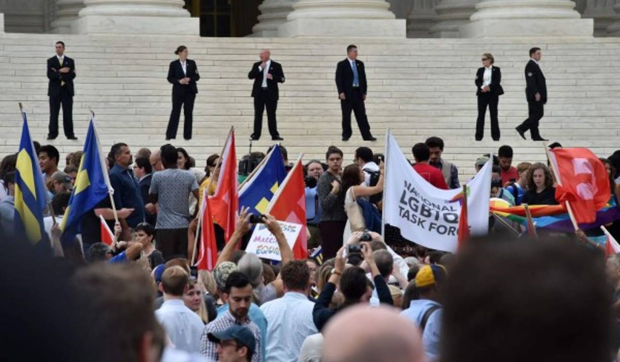 El presidente estadounidense Barack Obama calificó la medida de una victoria y un gran paso hacia la igualdad. 'Las parejas gays y lesbianas tienen los mismos derechos de las otras', acotó el mandatario que agregó 'el amor ganó'.