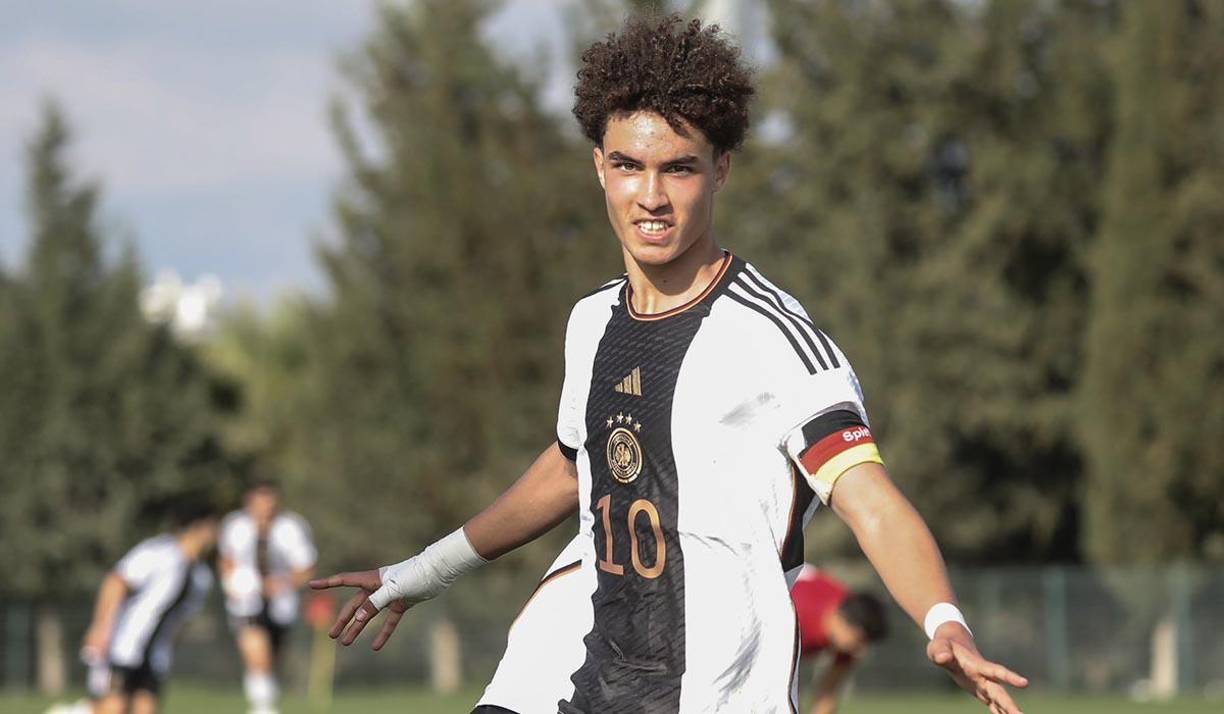 Sorpresa. Según Fabrizio Romano, Noah Darvich, una de las mayores promesas del fútbol alemán,será nuevo jugador del Barcelona. Destaca en el Friburgo y cuenta con 16 años de edad.