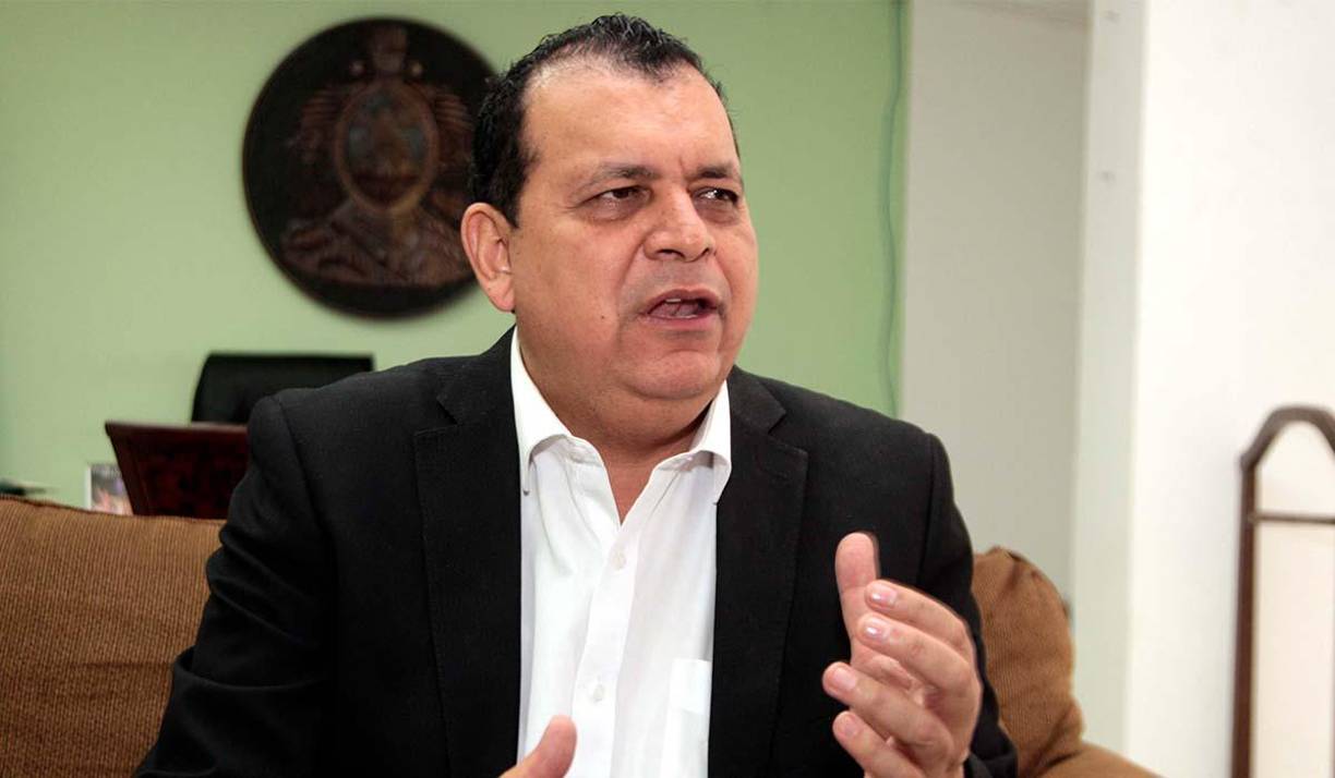 Orlando Ponce siguió con sus fuertes palabras: “Esta periodista deportiva que es de Tegucigalpa, le debe 10 mil dólares, una suma de 250 mil lempiras y él se siente bajado. A mí me da pena decírselo porque dicen que está acostumbrada a realizar eso con varios hombres”, indicó sin tapujos.