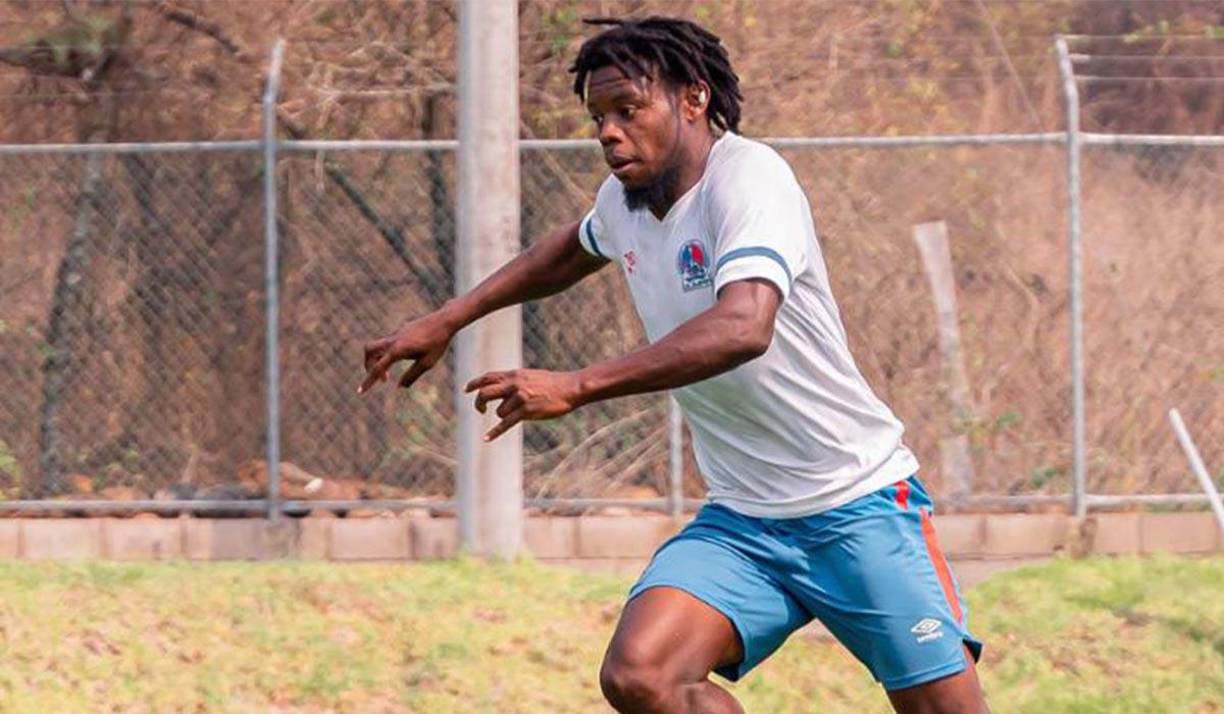 José García: Hará dupla en la zaga central con Beckeles.