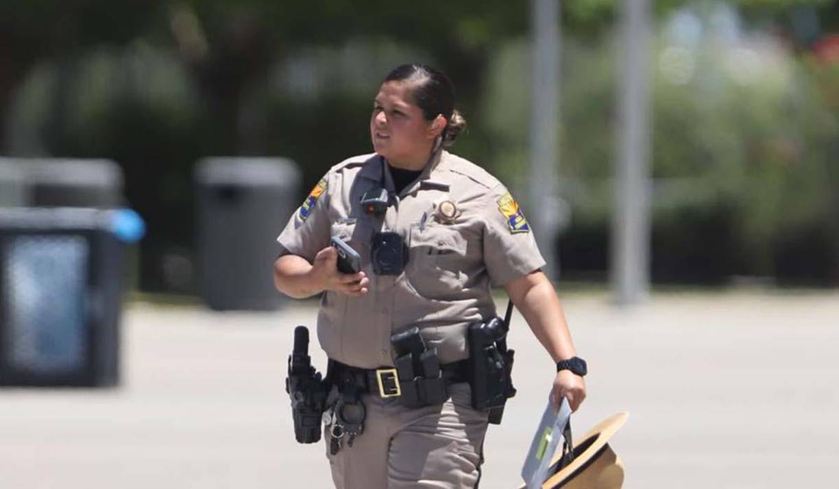Una de las integrantes de seguridad que estuvo en los alrededores del estadio.