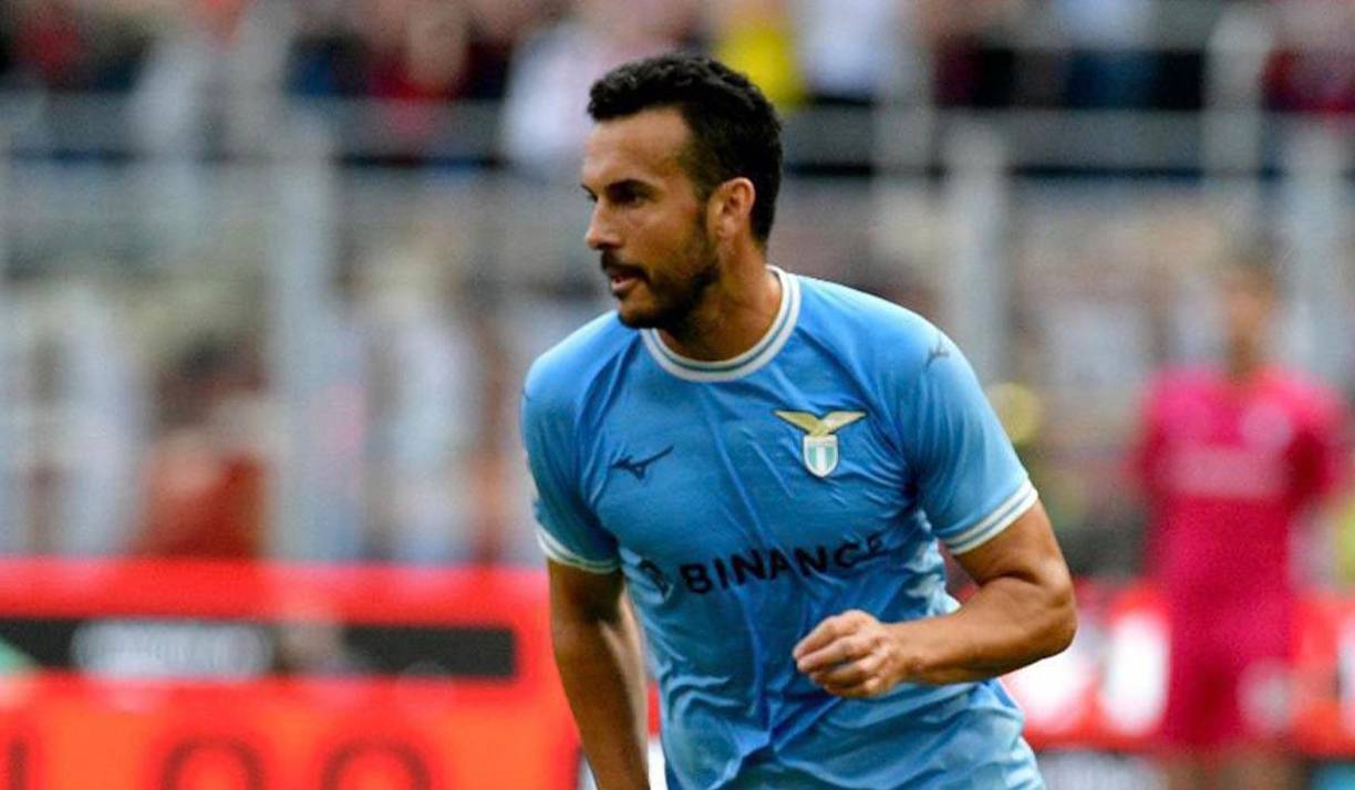 El extremo español Pedro Rodríguez renovó su contrato por una temporada con el Lazio de Italia.