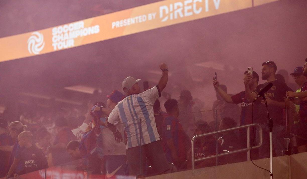 Este encuentro vibrante y repleto de goles empezó 30 minutos más tarde de lo previsto ya que el autobús del Arsenal se retrasó en su llegada al estadio. En las gradas se vivió un ambiente de primer nivel.