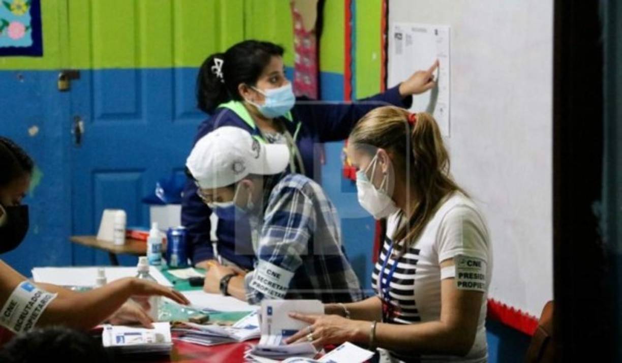 Miles de hondureños se desarrollaron como veedores y trabajadores de campaña de los movimientos en el proceso electoral primario de Honduras.