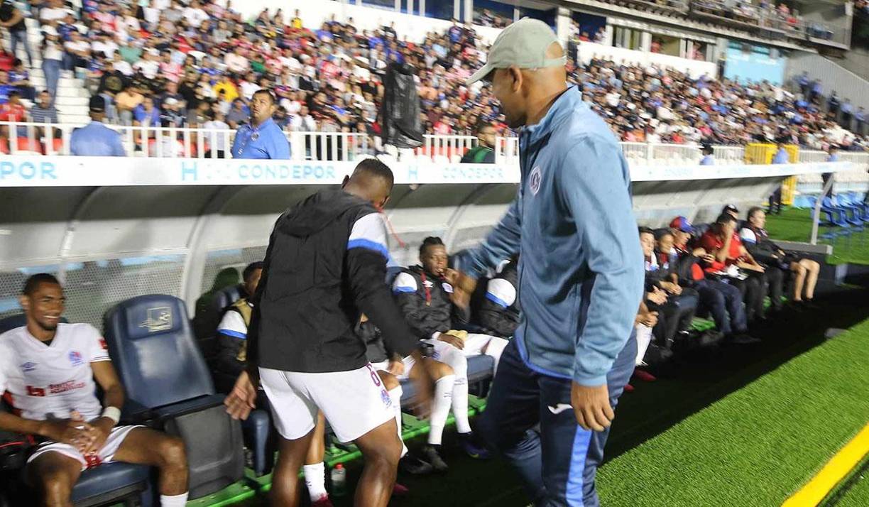 Antes del inicio del juego, el entrenador Ninrod Medina tuvo el costo de dirigirse a la banca del Olimpia para saludarlos. 