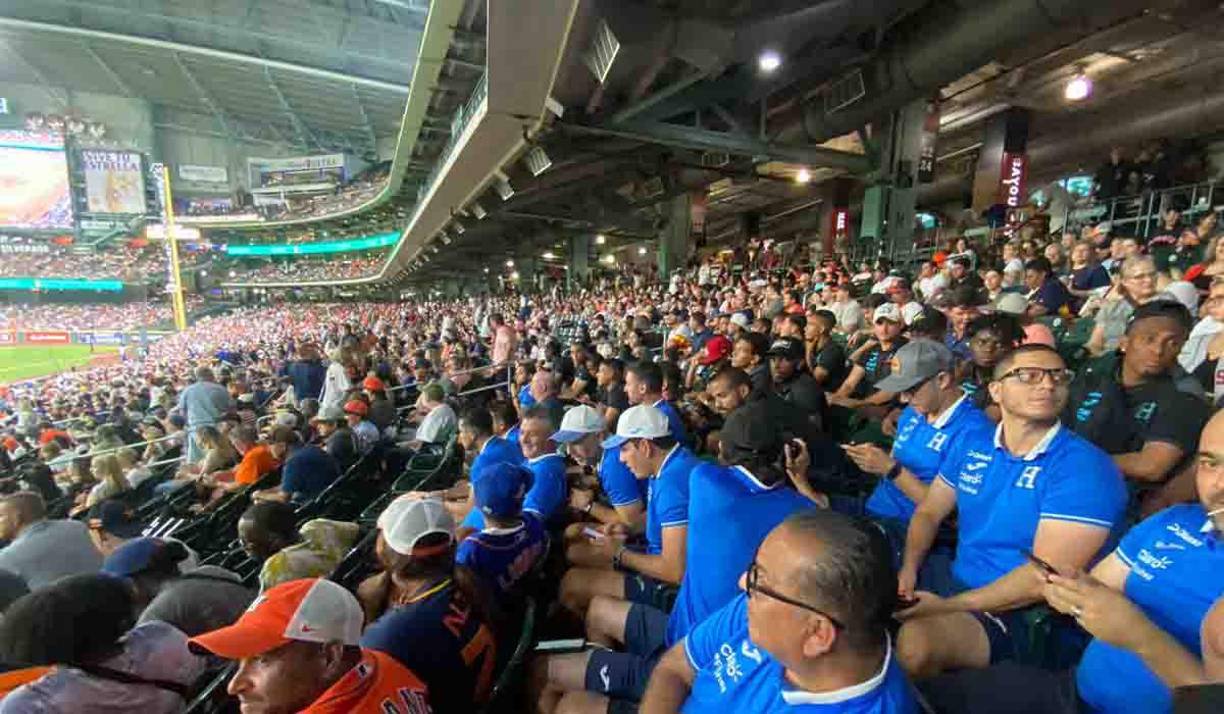 Diego Vázquez lució muy sonriente en el escenario deportivo. 