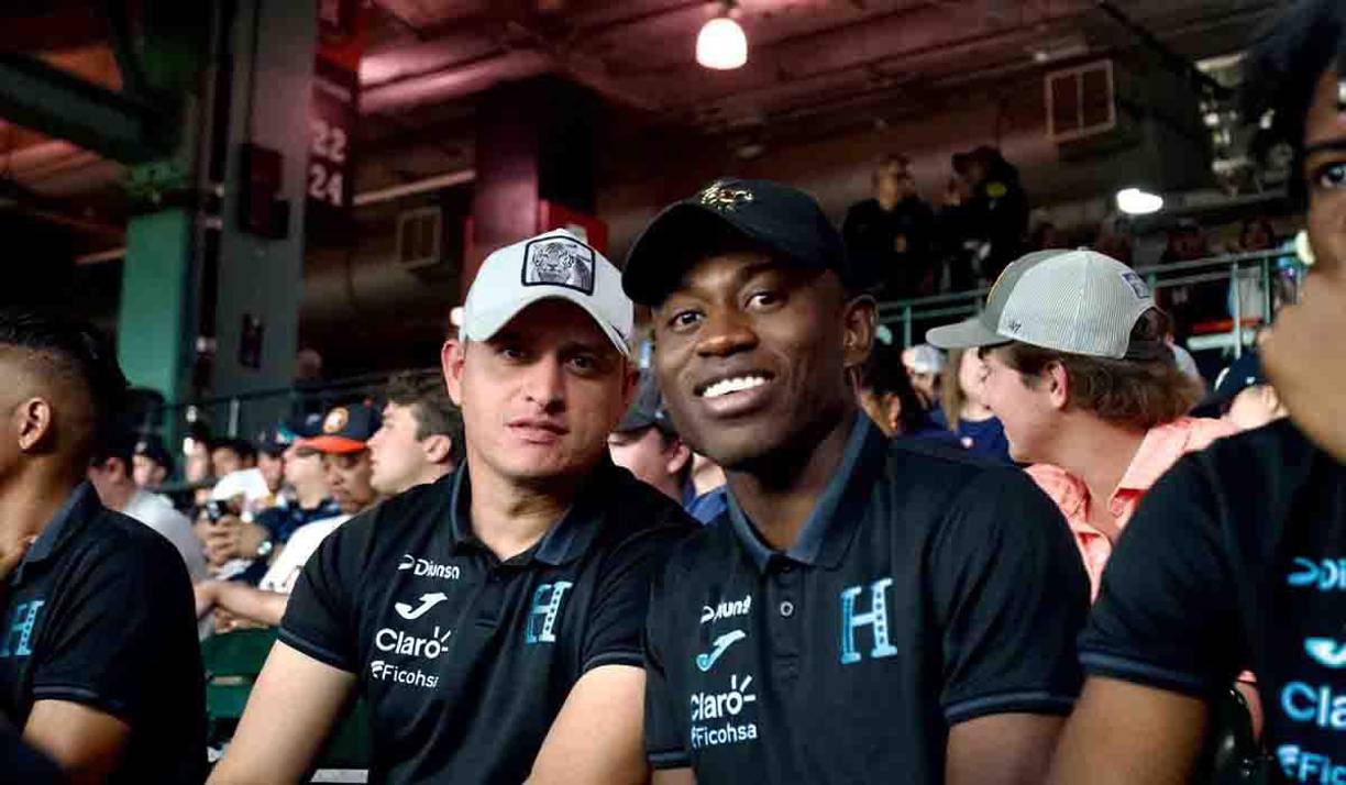 Harold Fonseca y Wesly Decas, jugador que se incorporó el lunes a la Bicolor.