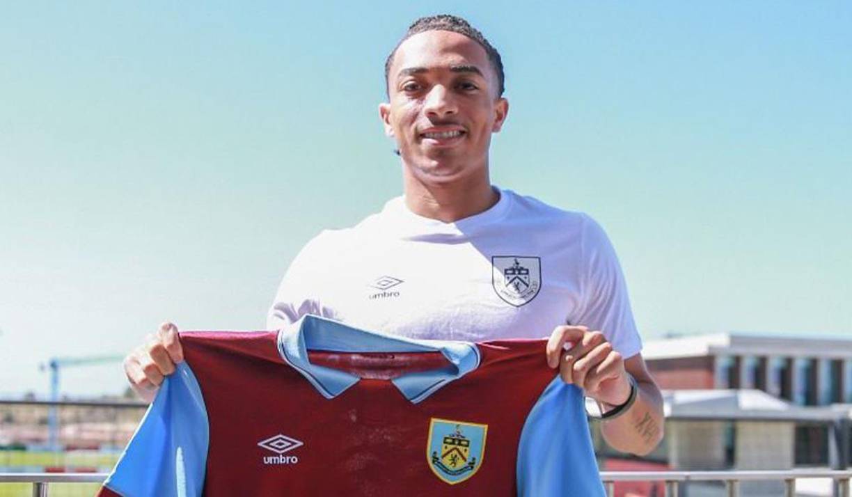 El futbolista canadiense Luca Koleosho ha fichado por el Burnley de Inglaterra, llega procedente del Espanyol. Firma hasta junio de 2027.