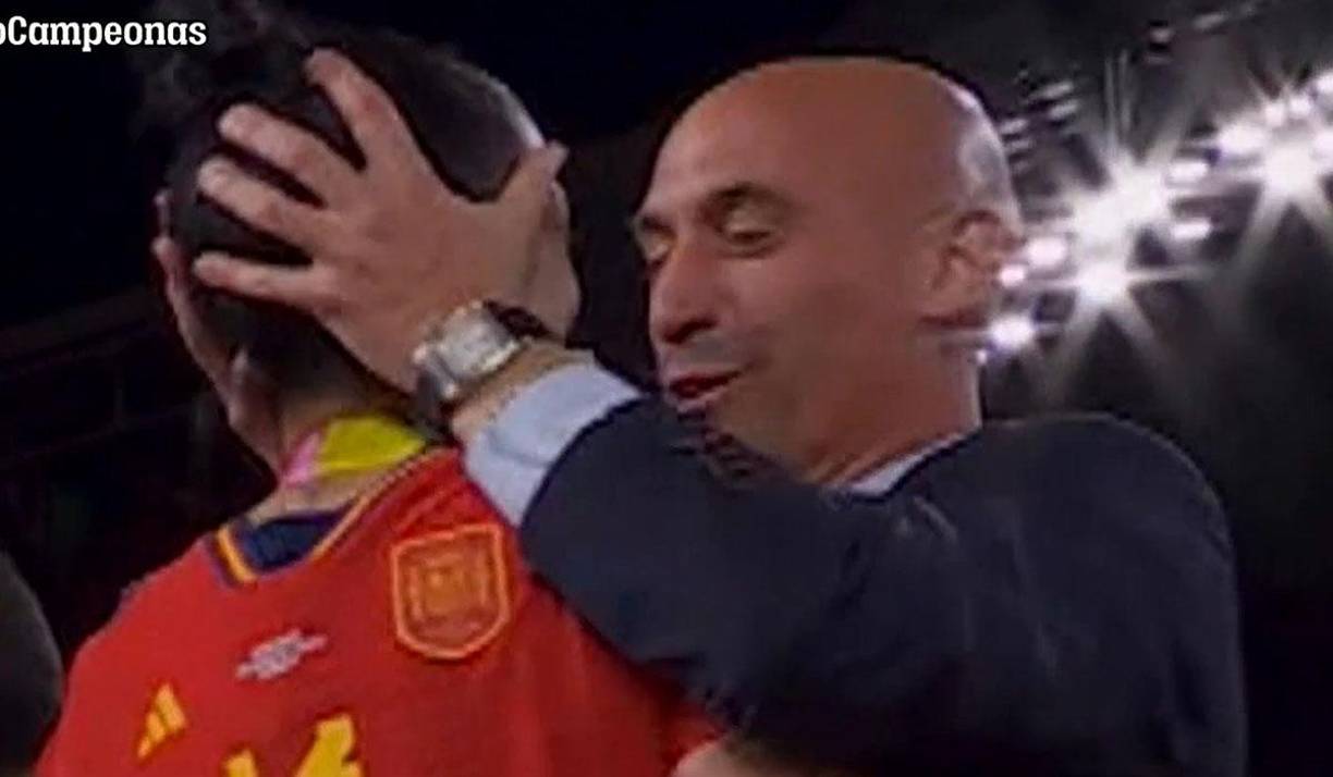 En la entrega de medallas a las flamantes campeonas del mundo tras imponerse 1-0 a Inglaterra en la final, <b>Rubiales</b> era una de las autoridades en el podio junto a la Reina Letizia para felicitar a las jugadoras.