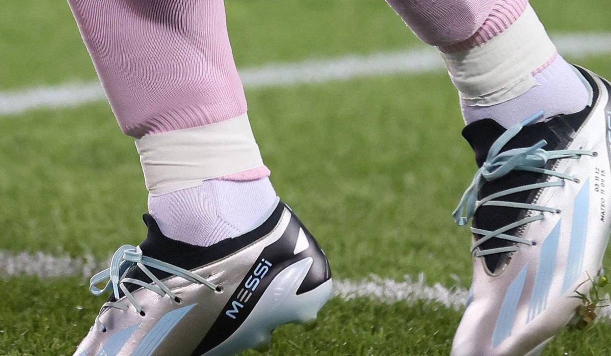 En Olimpia se pudo comprobar que hay seguidores de Lionel Messi y uno de los jugadores utilizó sus botines con homenaje al astro argentino.