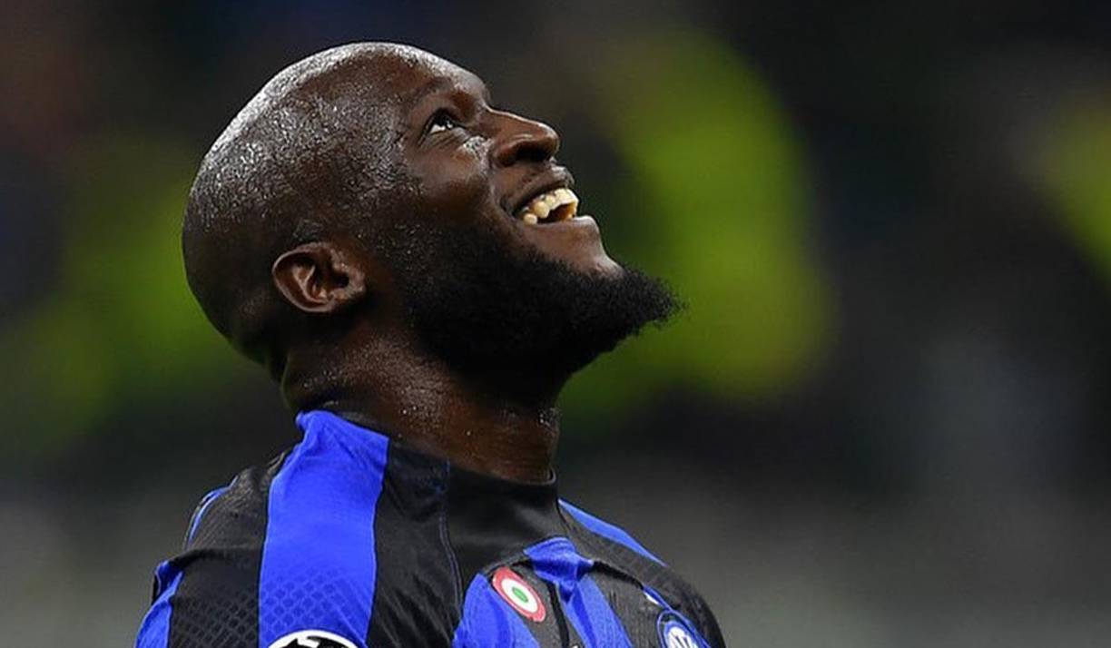 Romelu Lukaku había cerrado un acuerdo para regresar al Inter de Milán. Sin embargo, la Juventus de Turín apareció en escena y el belga decidió cambiar de opinión y prefirió negociar con la Vecchia Signora. Sin embargo, ahora tanto el Inter y la Juve lo han descartado y el delantero tiene un futuro incierto.