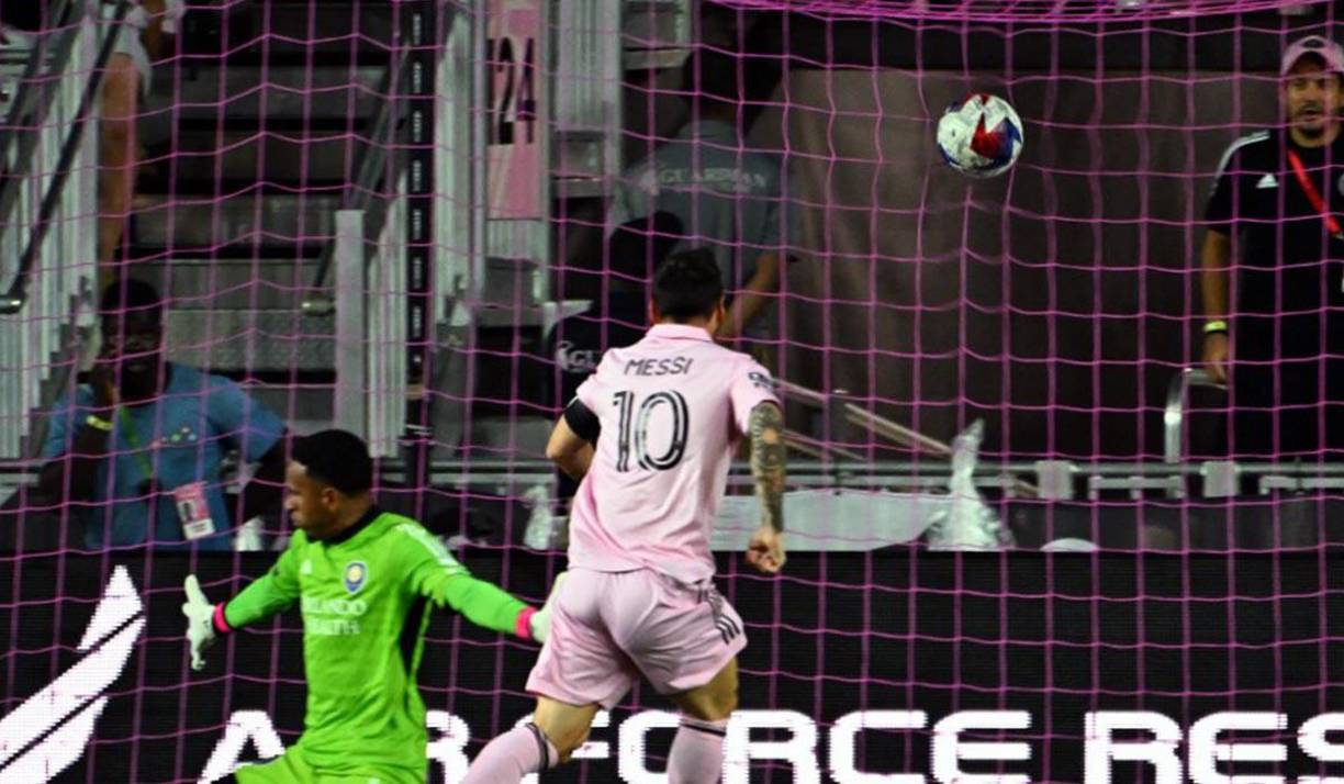 Messi anotó el primer gol del partido a los 6 minutos del primer tiempo.