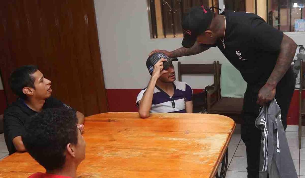 Romell Quioto regaló comida y vestuario. 